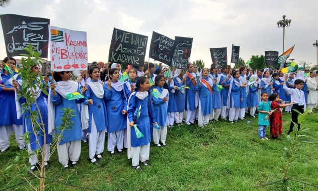 Students-hold-posters-in-solidarity-with-occupied-Kashmir-in-Islamabad.