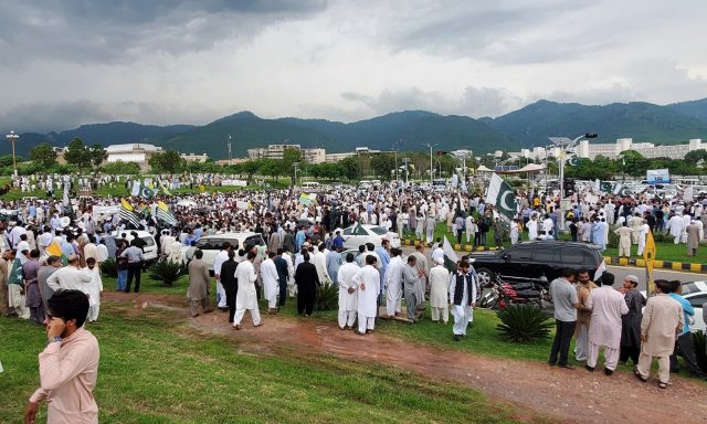People-gather-in-Islamabad-to-show-support-for-the-people-of-occupied-Kashmir.