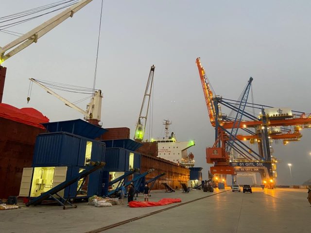 Pakistan begins transit trade to Afghanistan via qwader