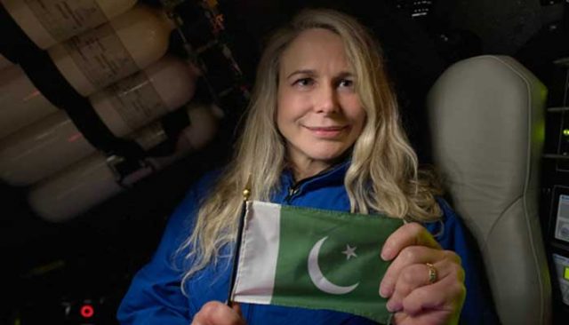 Woman carries Pakistan's flag to Earth's deepest point