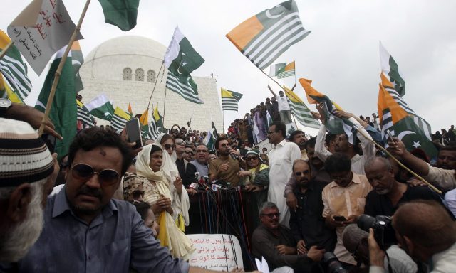 Kashmiris-at-the-mausoleum-of-Quaid-i-Azam-Mohammad-Ali-Jinnah-in-Karachi.j