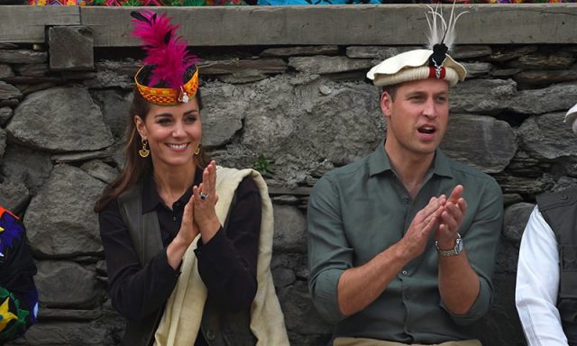 Britain's Prince William (R), Duke of Cambridge and his wife Catherine, Duchess of Cambridge, watch a traditional Kalashi dance during their visit to the Bumburate Valley in Pakistan northern Chitral District on October 16, 2019. - Prince William and his wife Kate flew near the Afghan border to visit a remote Hindu Kush glacier on October 16, after a morning spent trying on feathered traditional caps and luxurious shawls in Pakistan's mountainous north. (Photo by FAROOQ NAEEM / AFP)