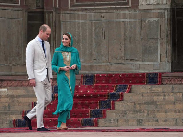 When-in-Pakistan-Kate-Middleton-stuns-in-a-traditional-outfit