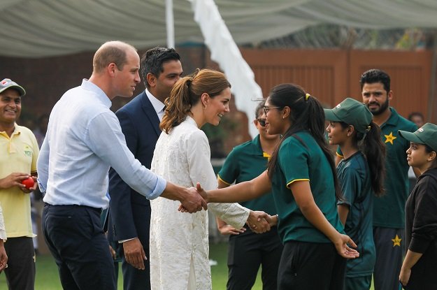 Prince William and Kate Middleton play cricket with kids