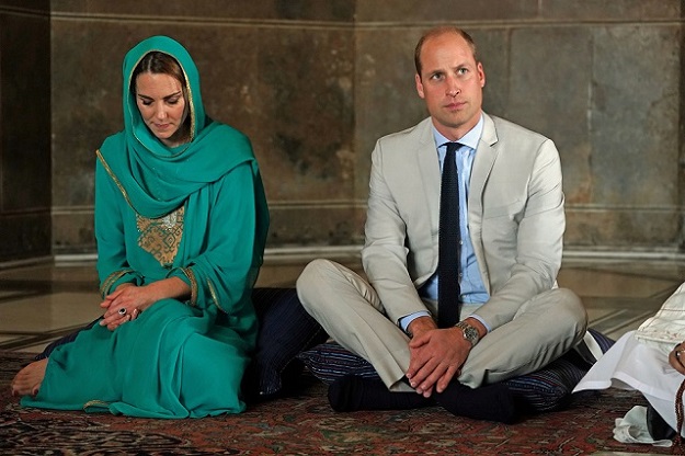 Prince-William-and-Kate-Middleton-in-bafshahi-mosqi.j
