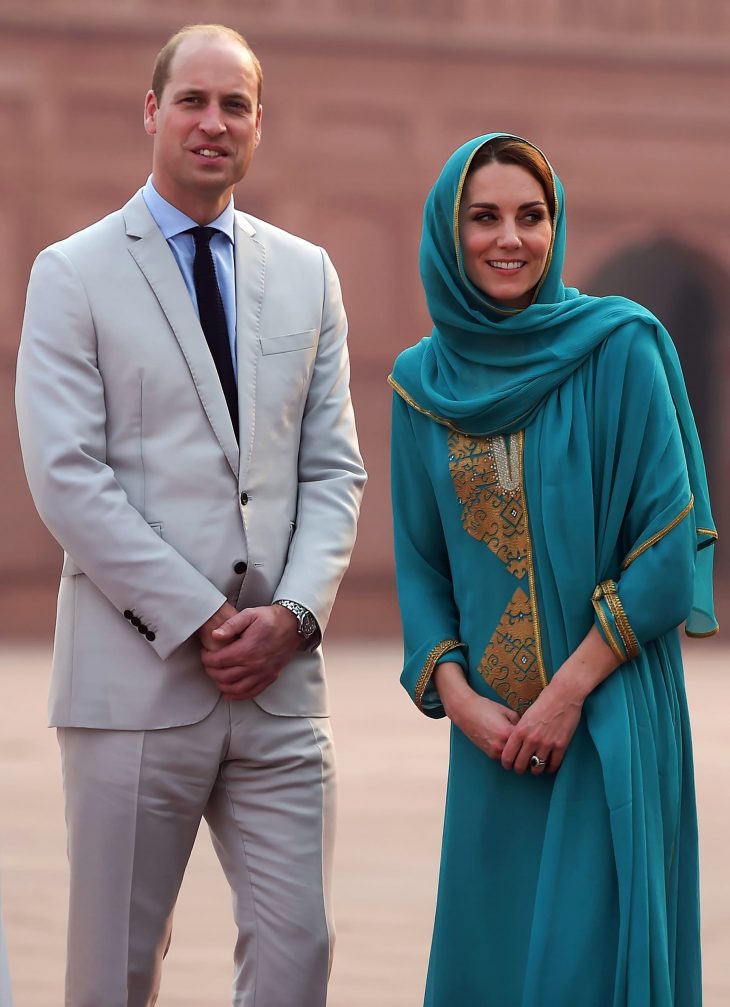 Britain's Prince William (L), Duke of Cambridge and his wife Britain's Catherine, Duchess of Cambridge visit the historical Badshahi mosque in Lahore, 2019
