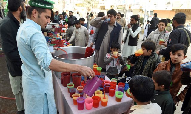 People-drink-juice-from-a-stall-in-a-procession-to-celebrate-the-birth-of-the-Holy-Prophet-PBUH-in-Karachi-on-Sunday.