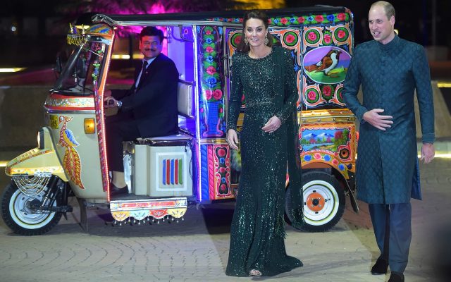 Britain's Prince William (R), Duke of Cambridge, and his wife Catherine, Duchess of Cambridge, arrive on a decorated auto-rickshaw to attend a reception in Islamabad on October 15, 2019. - Pakistani Prime Minister Imran Khan gave a warm welcome in Islamabad on October 15 to Britain's Prince William, the son of his late friend Princess Diana,