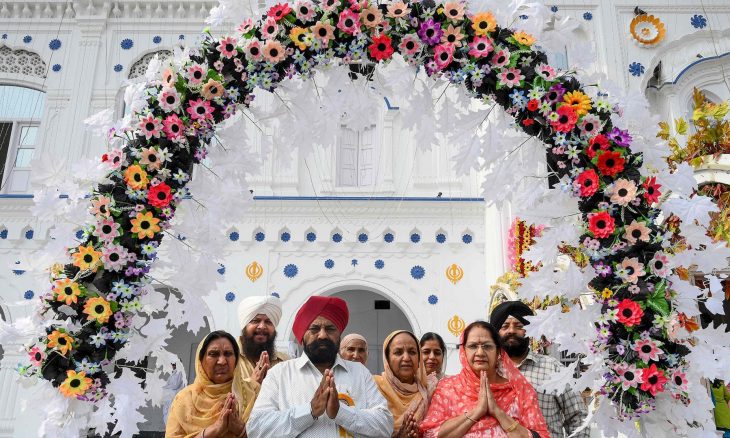 Sikh pilgrims pray as they take part in a ritual procession at a shrine in Nankana Sahib, some 75 kms west of Lahore on November 7, 2019, on the occasion of the 550th birth anniversary of Guru Nanak Dev. - A corridor that will allow Sikhs to cross from India into Pakistan to visit one of the religion's holiest sites is set to open on November 9, with thousands expected to make a pilgrimage interrupted by decades of conflict. (Photo by Arif ALI / AFP)