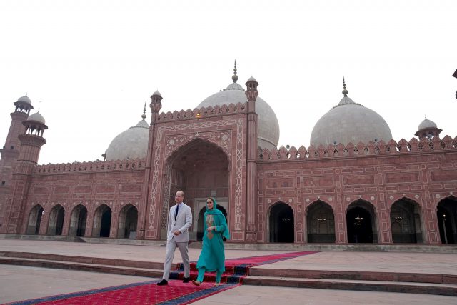 Britain's Prince William and Catherine, Duchess of Cambridge visit the Badshahi Mosque in Lahore, Pakistan October 17, 2019.