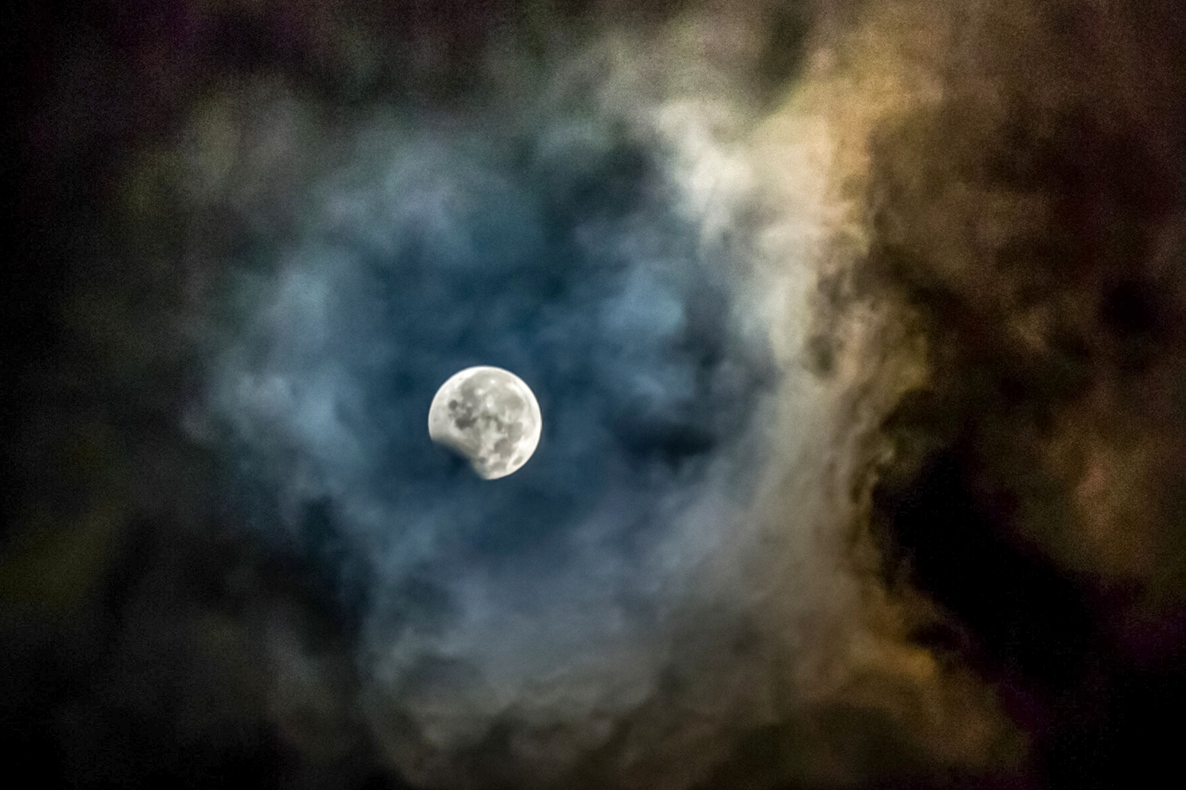 Полнолуние что сделать. Полнолунное затмение. Полнолуние затмение. Волчья Луна. Лунное затмение фото.