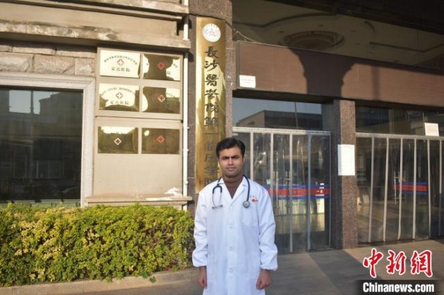Pakistani doctor volunteering to treat coronavirus