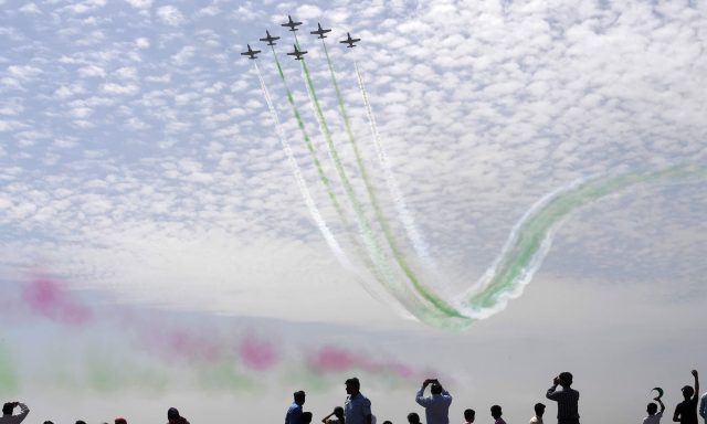 Citizens-watch-jets-perform-aerobatic-manoeuvres-in-Karachi