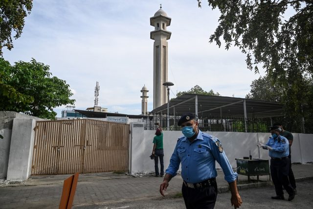 Policemen wearing facemasks stand guard outside a sealed mosque after some people tested positive for coronavirus during a government-imposed nationwide lockdown as a preventive measure against the COVID-19 coronavirus, in Islamabad on April 22, 2020. (Photo by Aamir QURESHI / AFP)