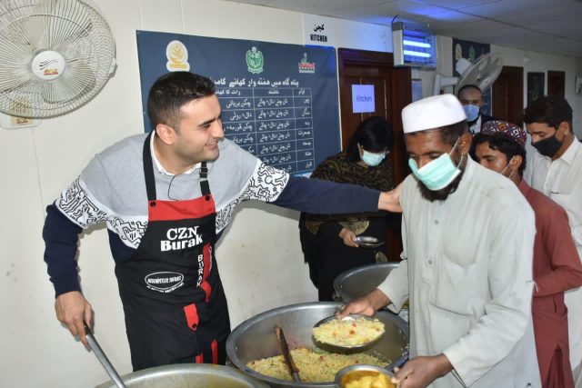 Turkish chef Burak Ozdemir breaks bread with Panahgah residents 4