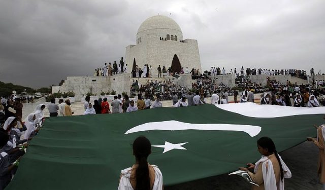 Students hold a huge Pakistani flag at mausoleum of Mohammad Ali Jinnah