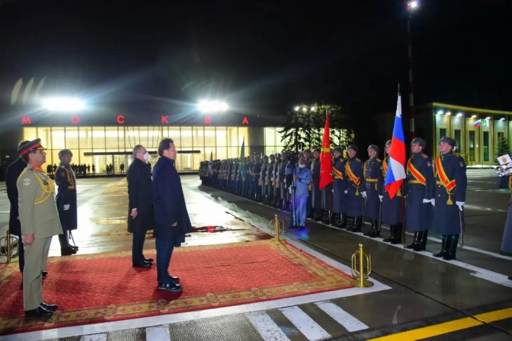 Inspecting the guard of honor at Moscow Airport2