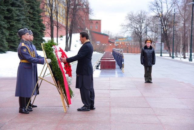 laying a floral wreath at the Tomb of Unmarked Soldier in Moscow Russia2
