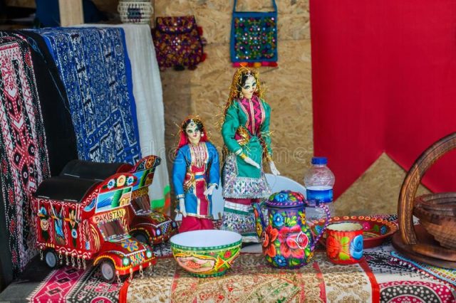 traditional-pakistani-dolls-souvenirs